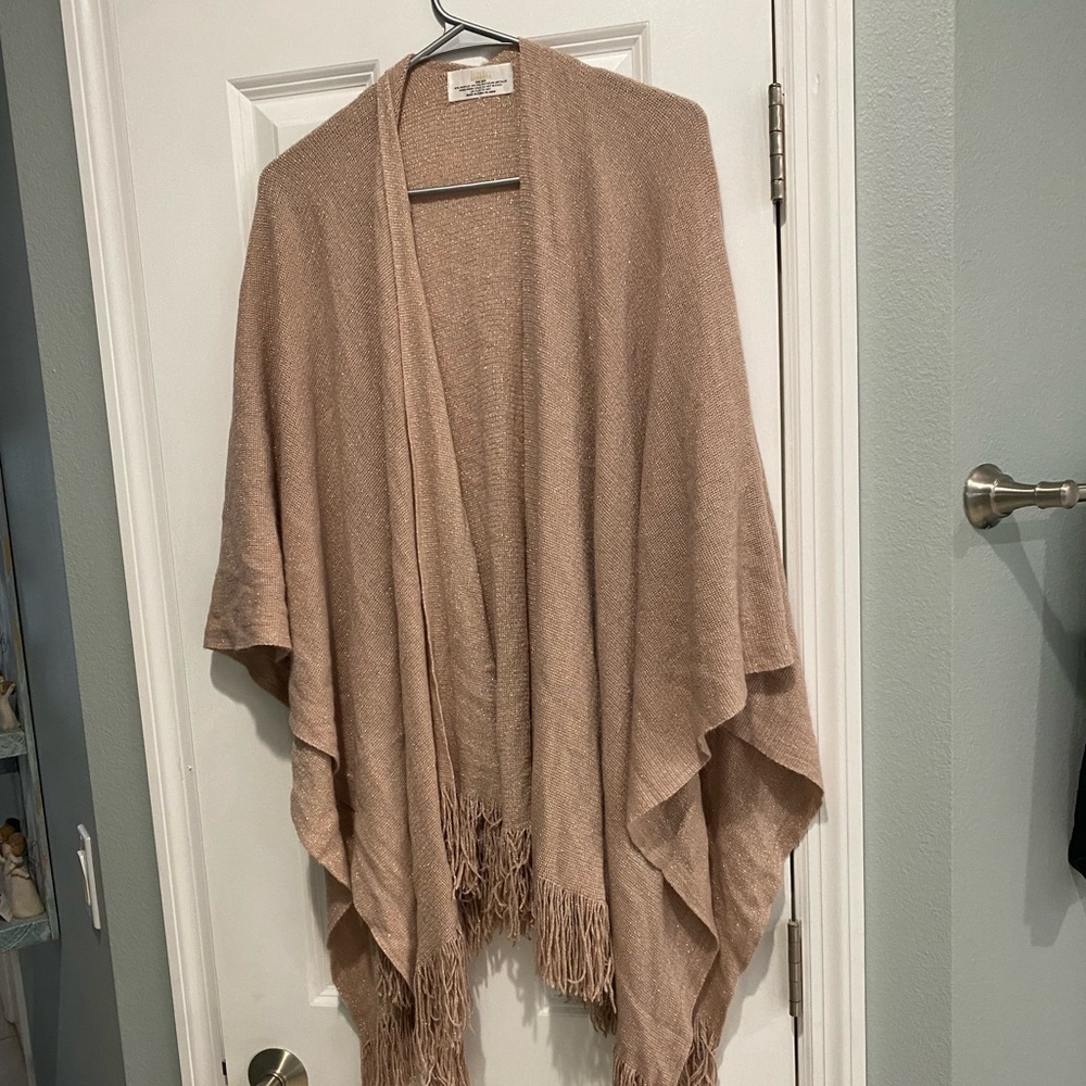 Beautiful cover up, shawl. Kate Landry OS